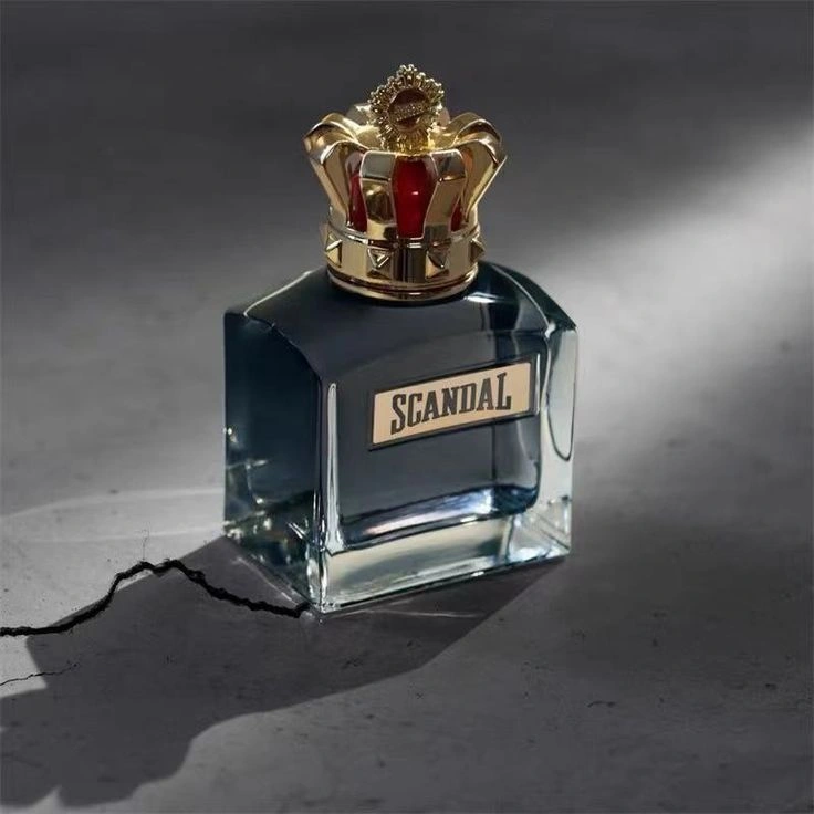 Detalle de la corona dorada Jean Paul Gaultier Riobamba Ecuador